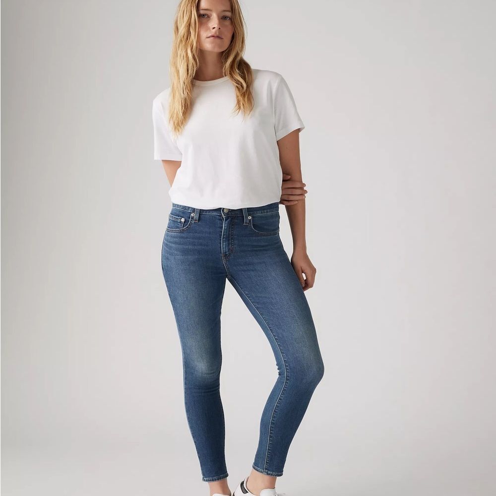 Levi's Women's 721 High Rise Skinny Jeans in Medium Blue Wash Size 29